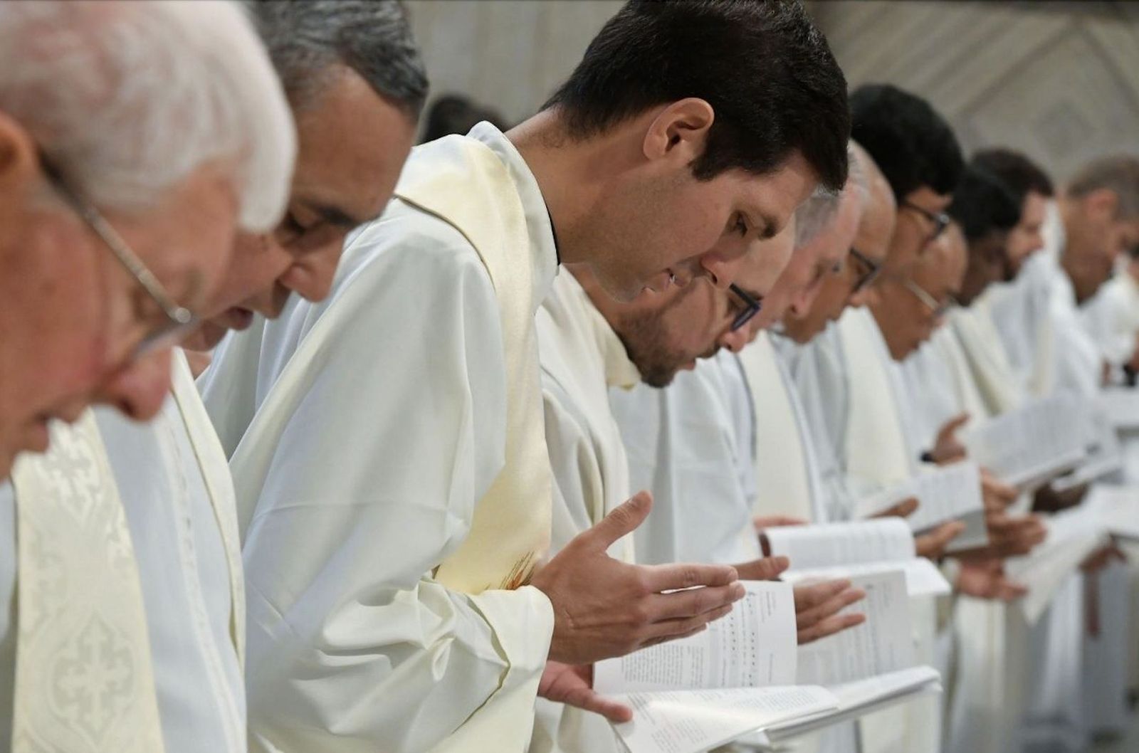 Sacerdotes durante la Misa Crismal del Papa
