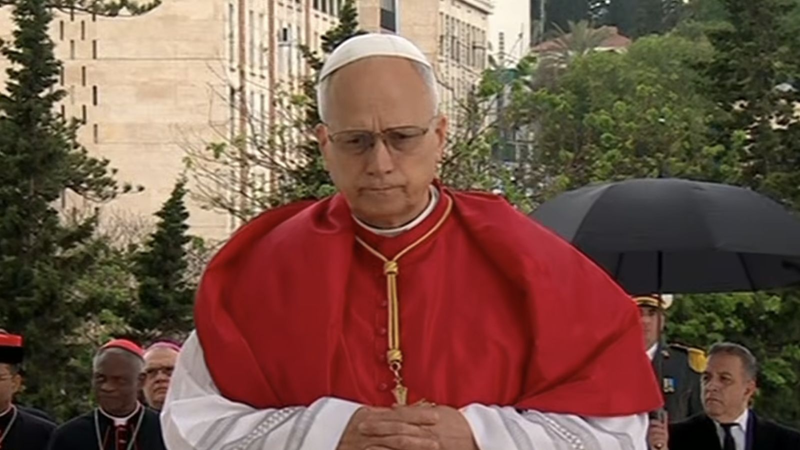 El papa oró en el monumento