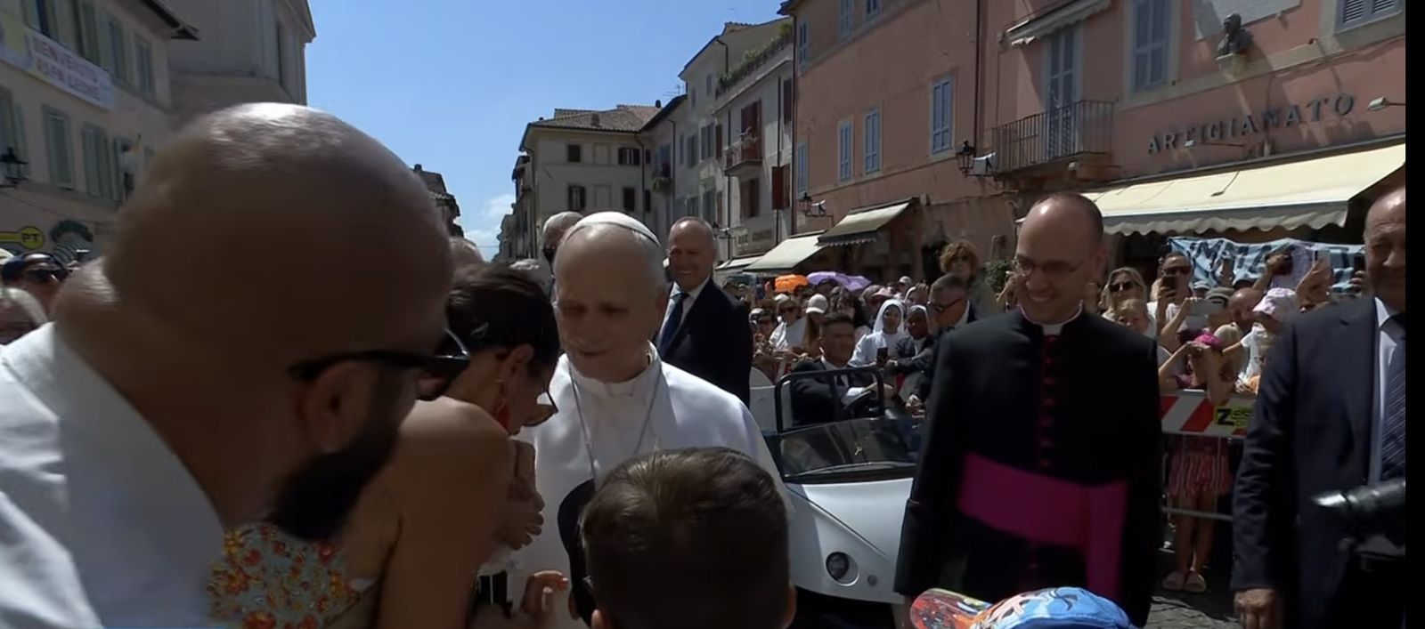 El Papa saluda a los fieles en Castel Gandolfo