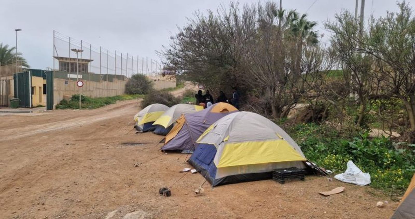 Solicitantes de asilo acampan ante la sede del CETI de Melilla