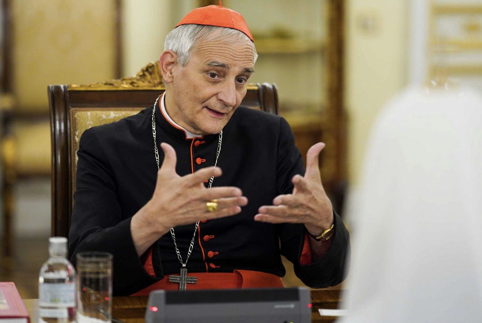 Zuppi conversa con Kirill durante su encuentro e Moscú