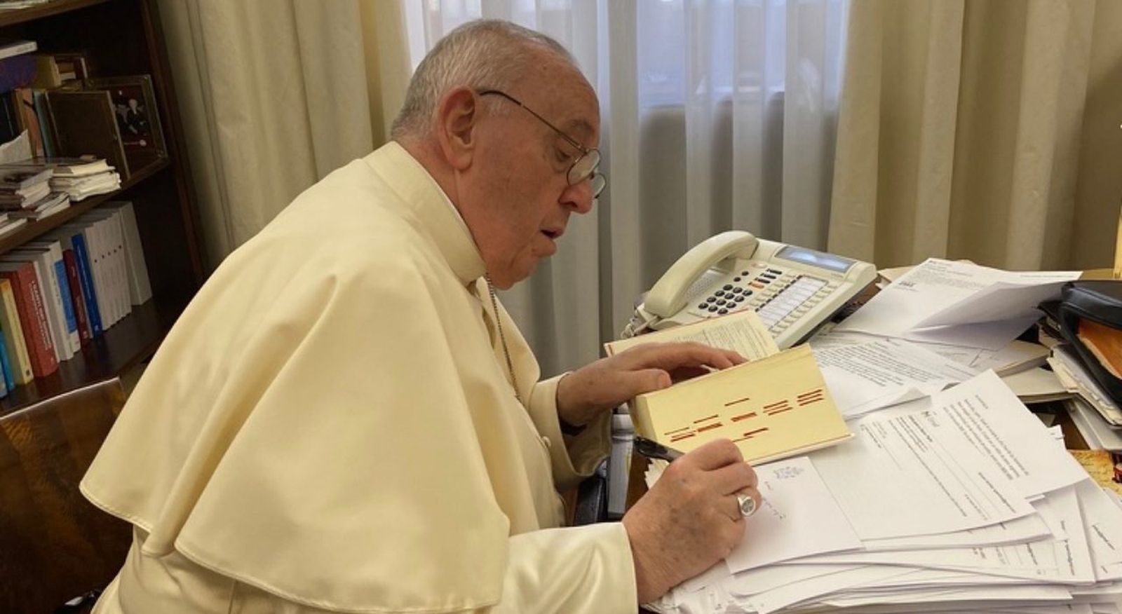 El papa Francisco, en su despacho