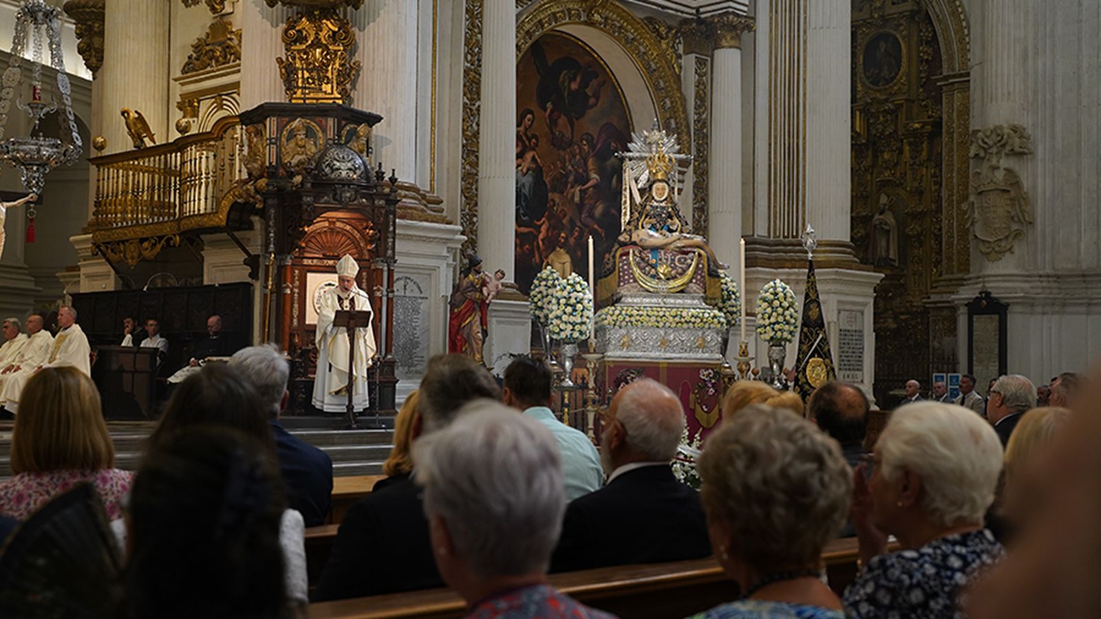Eucaristía ante la imagen de la patrona celebrtada por el arzobispo José María Gil Tamayo