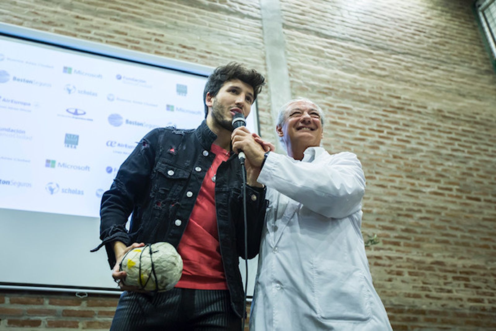 El músico recibe el balón de trapo