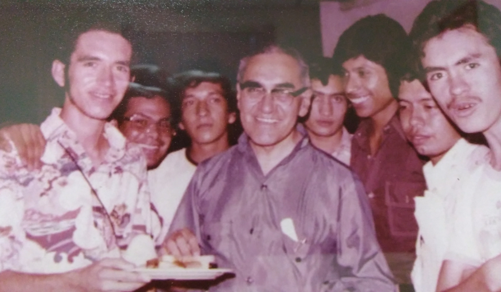 Óscar Arnulfo Romero (en el centro de la imagen)