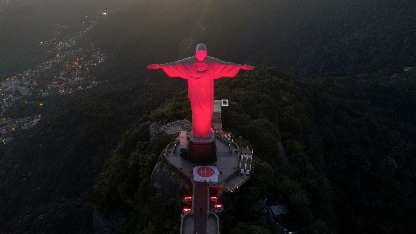 Cristo Redentor en Rio de Janeiro teñido de rojo