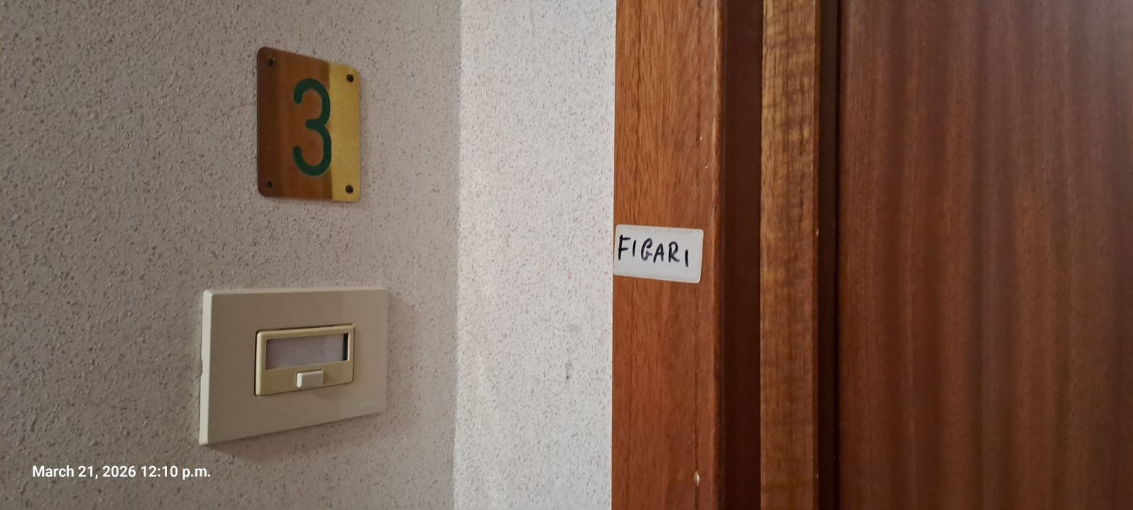 En la puerta de Figari