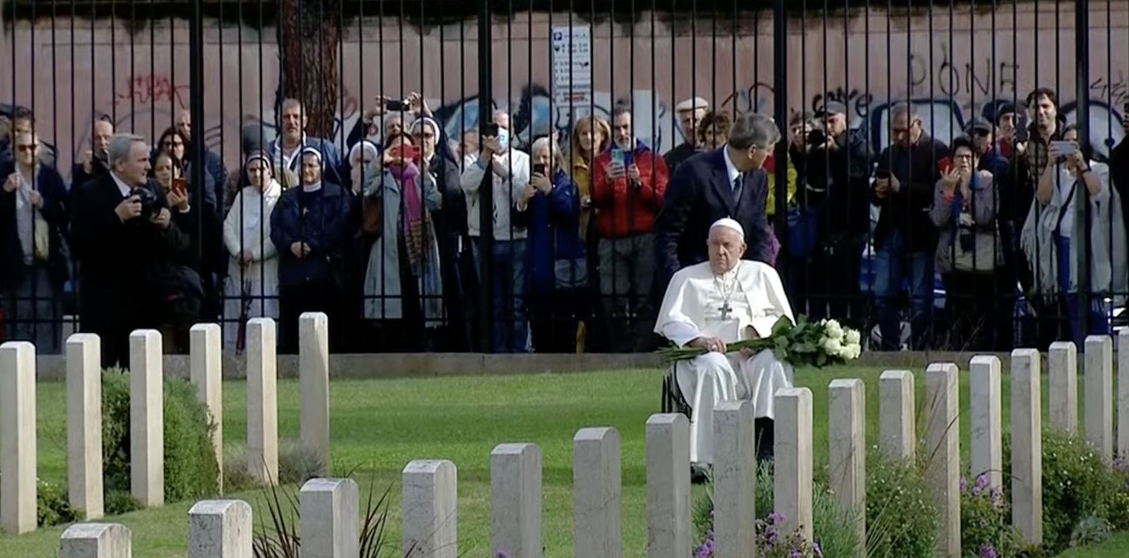 Papa. en el cementerio