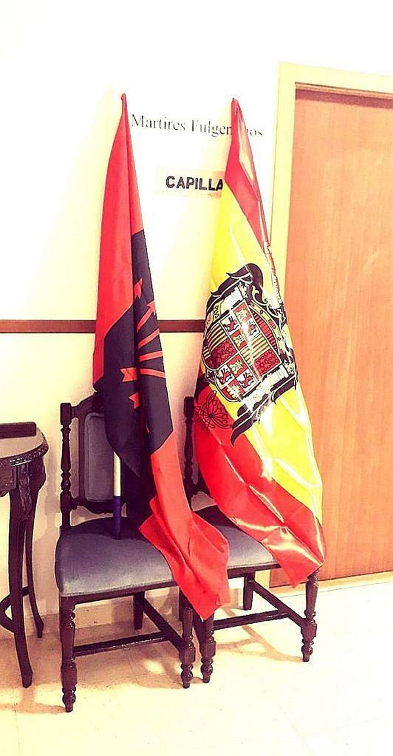 Las banderas de Franco y la Falange ante la capilla del seminario de Murcia