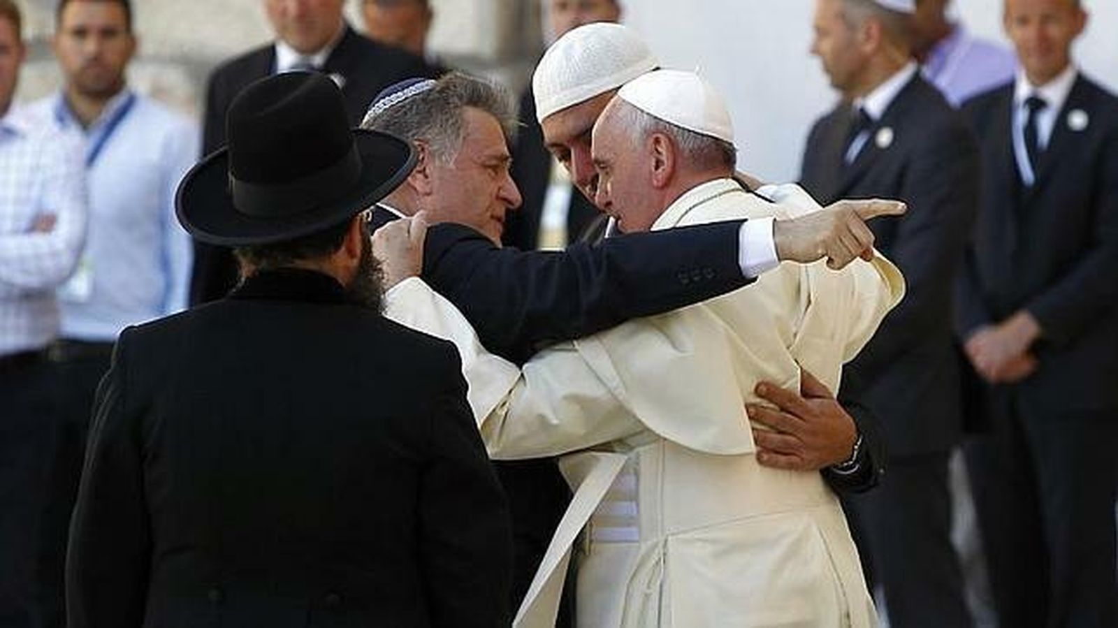 El abrazo entre Skorka, Abboud y Bergoglio