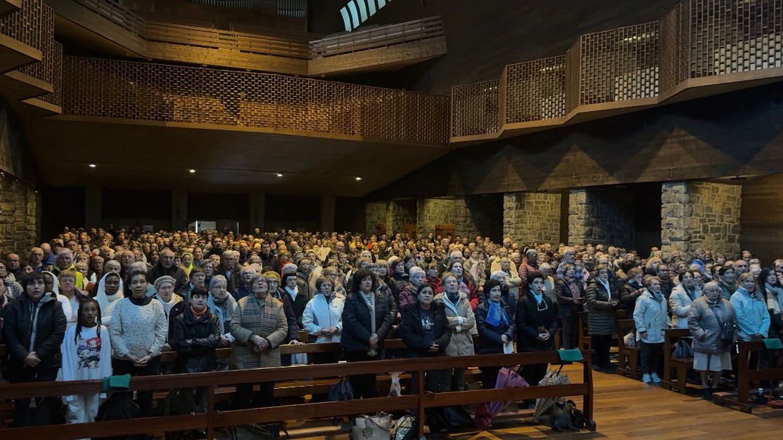 La comunidad de San Sebastián celebra el viacrucis en el santuario de Arantzazu