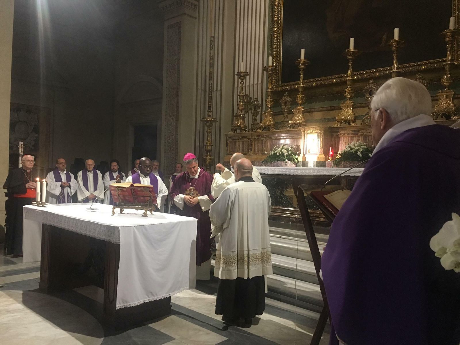 El auxiliar de Roma bendice el templo del padre Ángel