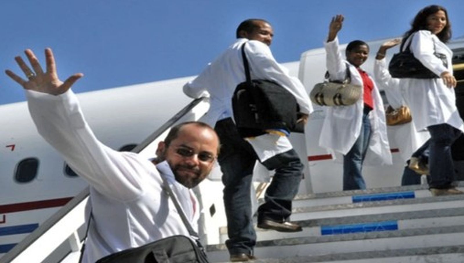 Médicos cúbanos saliendo de Guatemala después de 27 años de servicio entre los más pobres