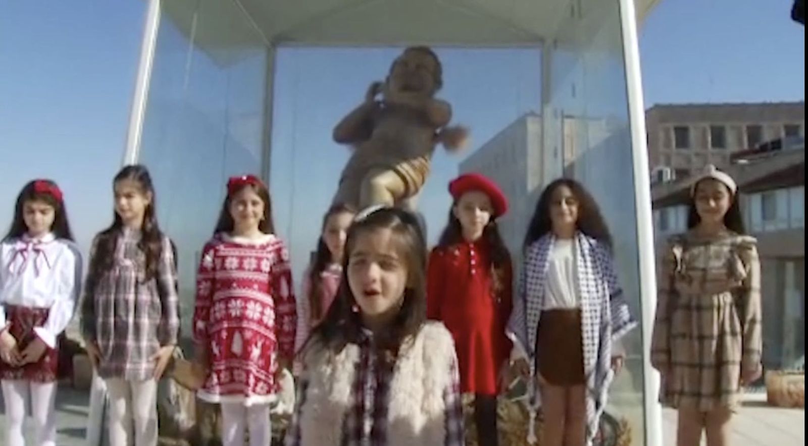 Los niños de Belén felicitan al Papa