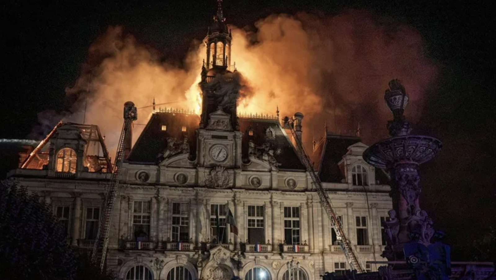 El Ayuntamiento de Limoges, en llamas