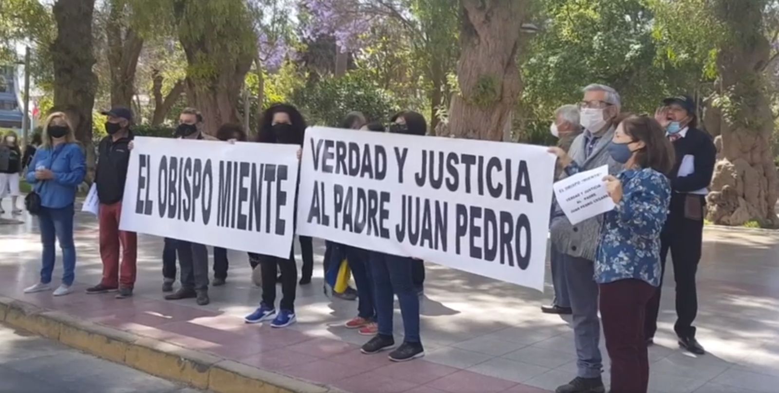 Atacan a Obispo de Copiapó por defender a joven víctima de abusos, quien también sufre amenazas de católicos