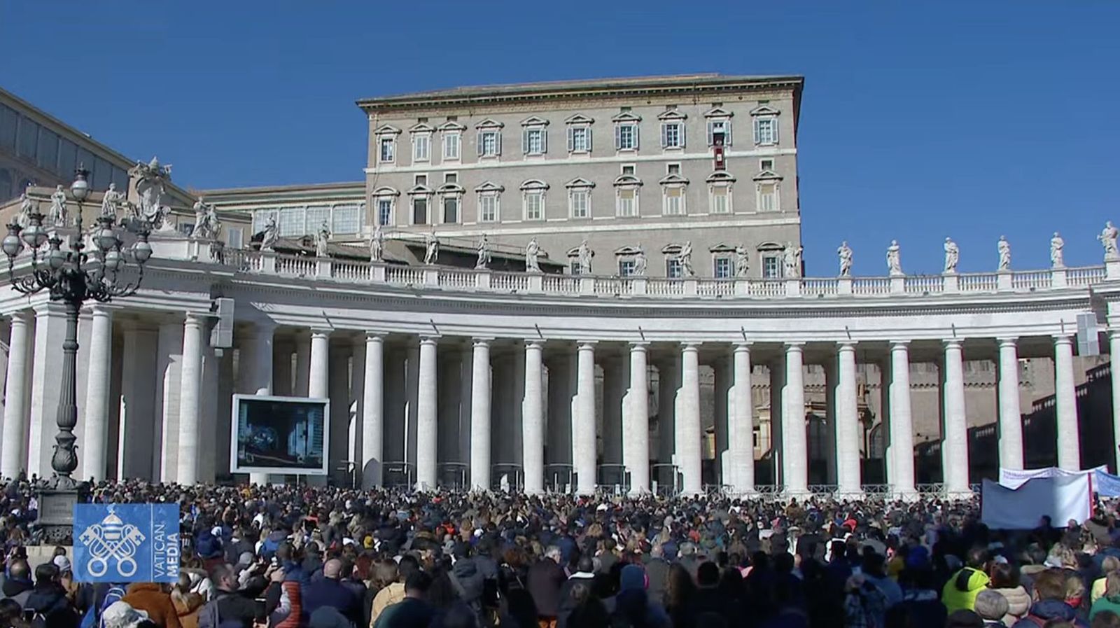 Vista del Palacio Apostólico desde la plaza de San Pedro