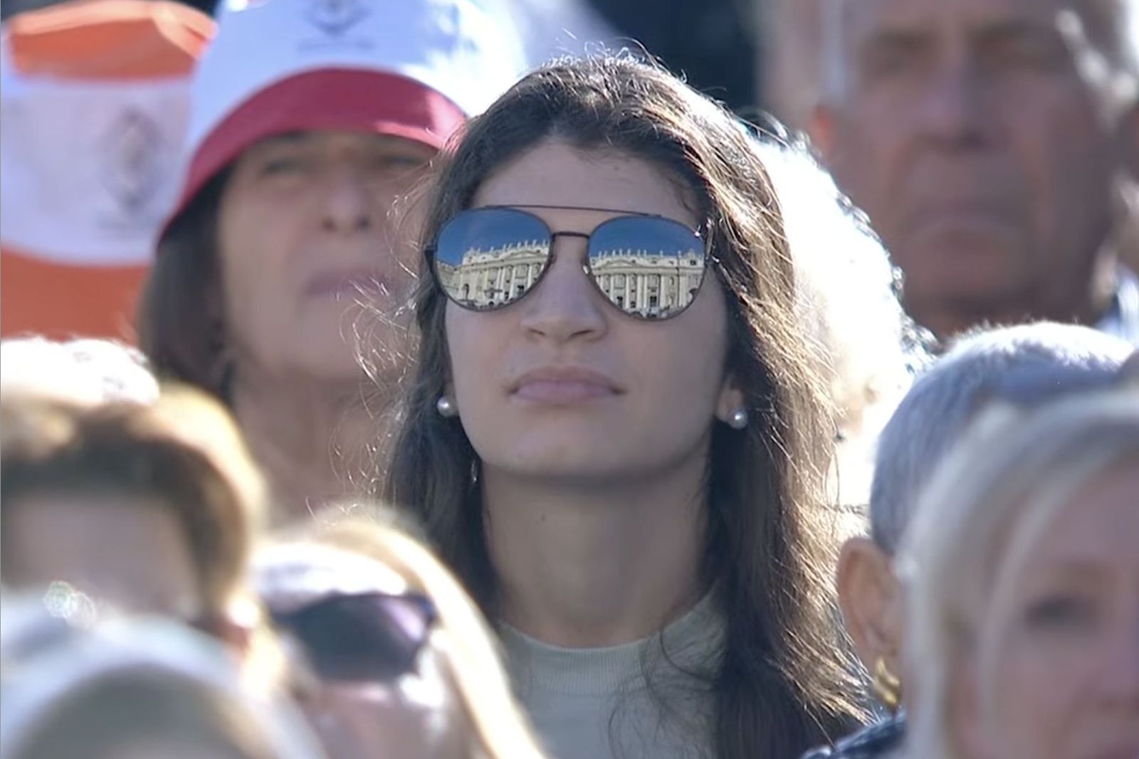 Una peregrina escucha la catequesis del Papa en la audiencia general