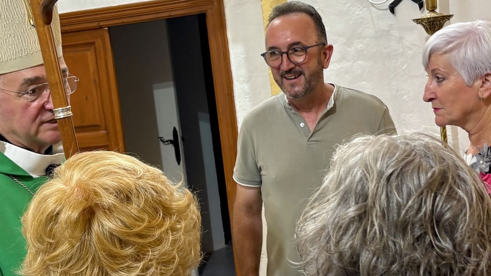 Antonio Gómez Cantero conversa con el alcalde de Bédar y los vecinos