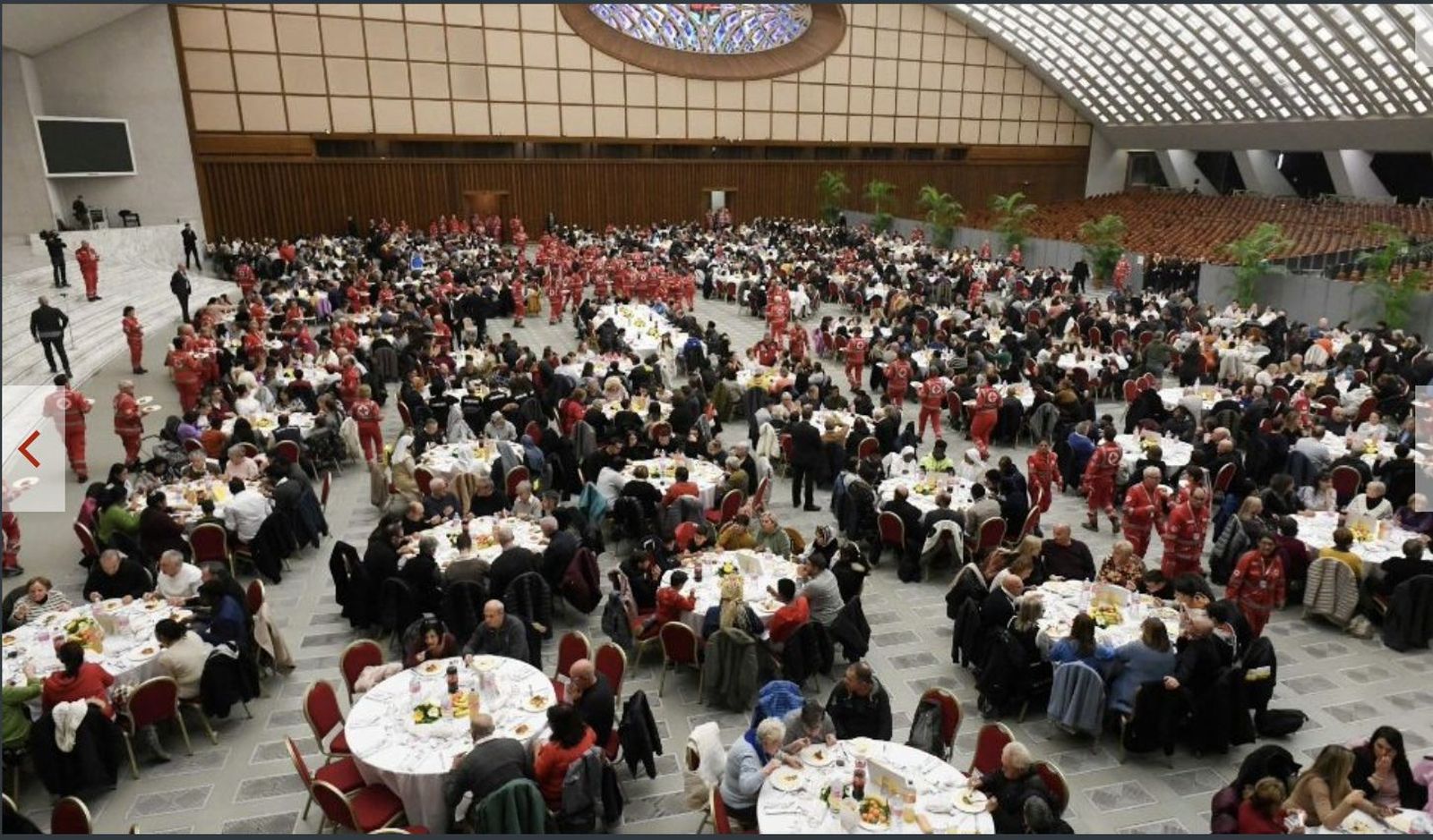 El banquete con los pobres se celebró en el aula sinodal