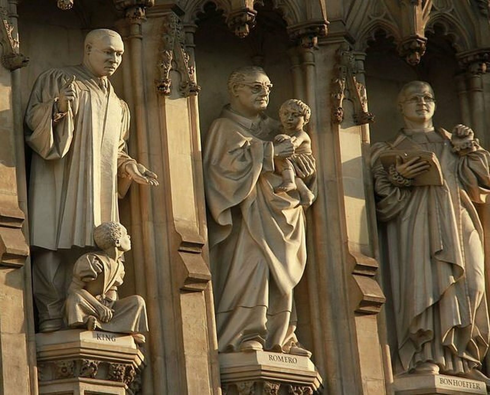 Estatua del Beato Romero