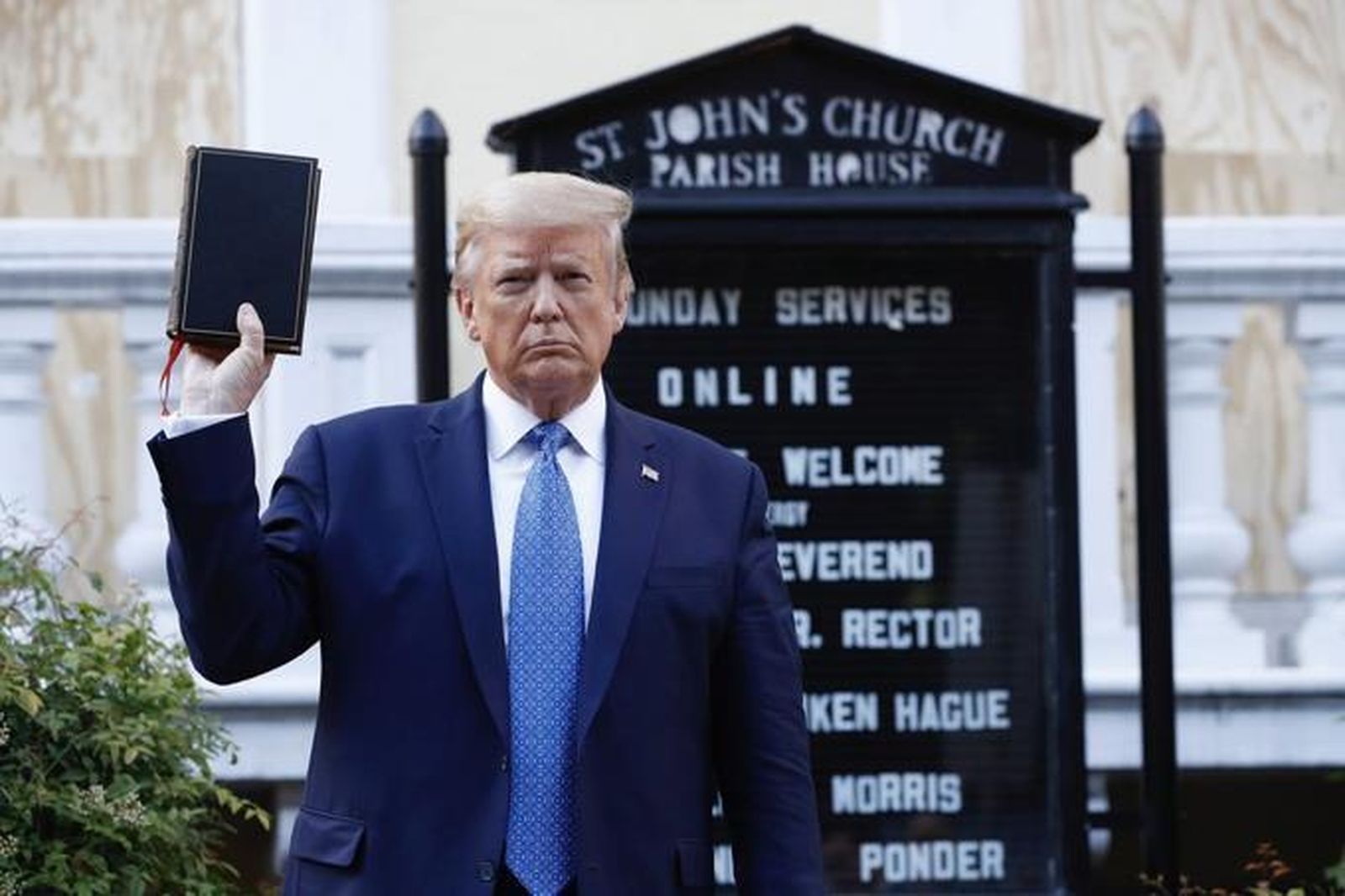 Trump enarbola la Biblia