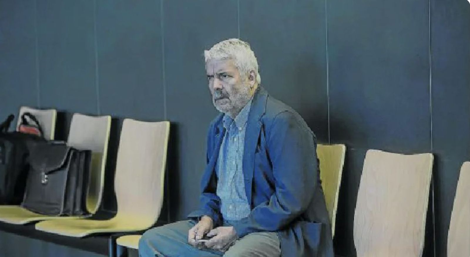 Eduardo Lacasta en los pasillos de la Ciudad de la Justicia de Zaragoza