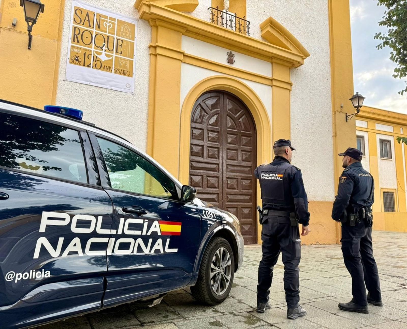 Agentes de Policía Nacional frente a la Iglesia de San Roque de Almería