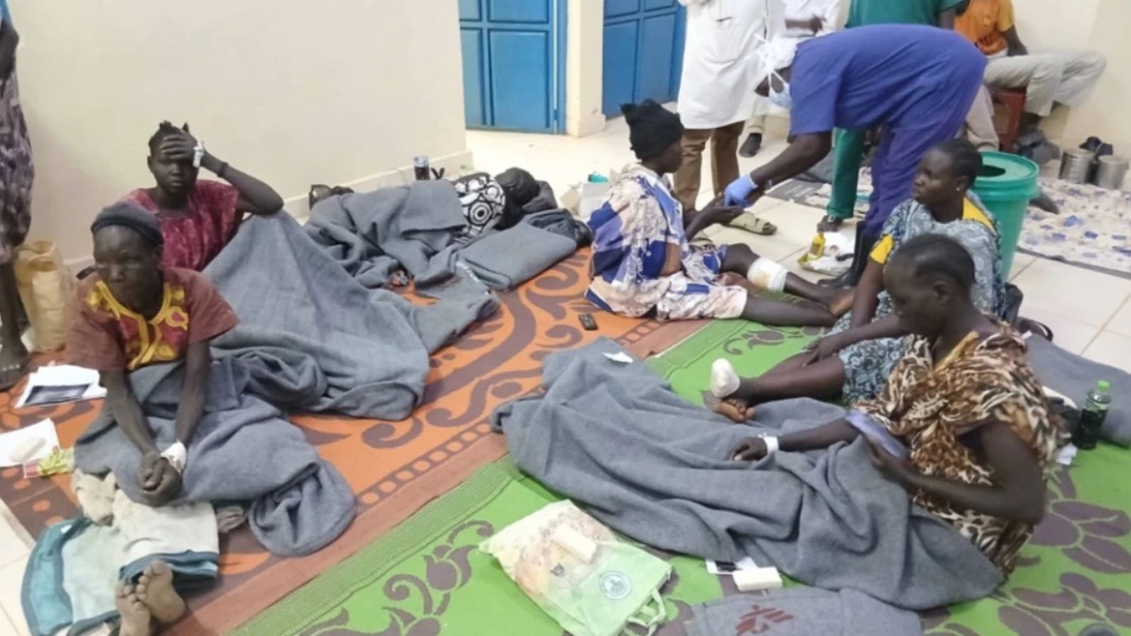 Pacientes reciben atención médica en un hospital de MSF en Abyei el lunes 2 de marzo de 2026