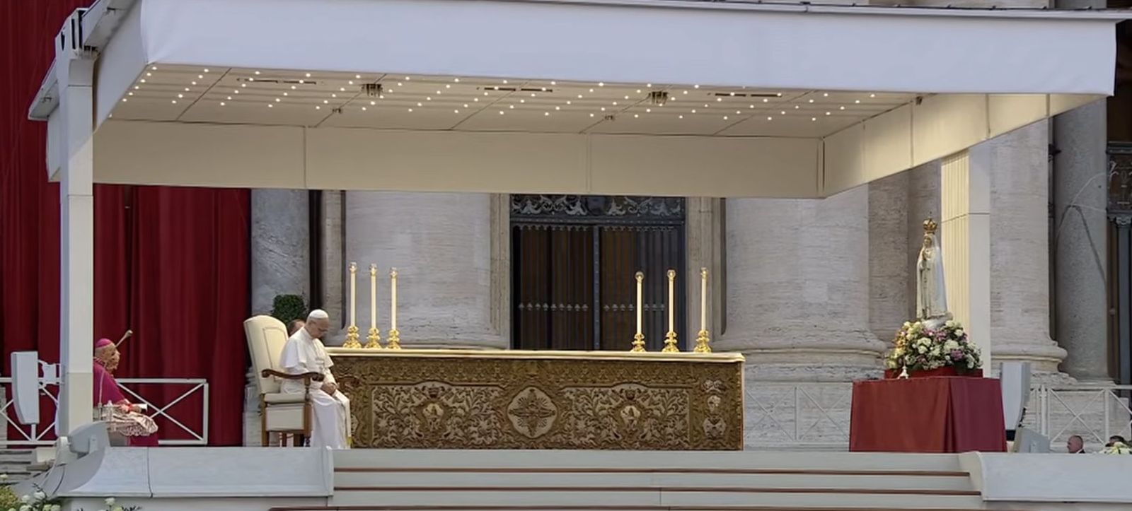 León XIV, junto a la Virgen de Fátima