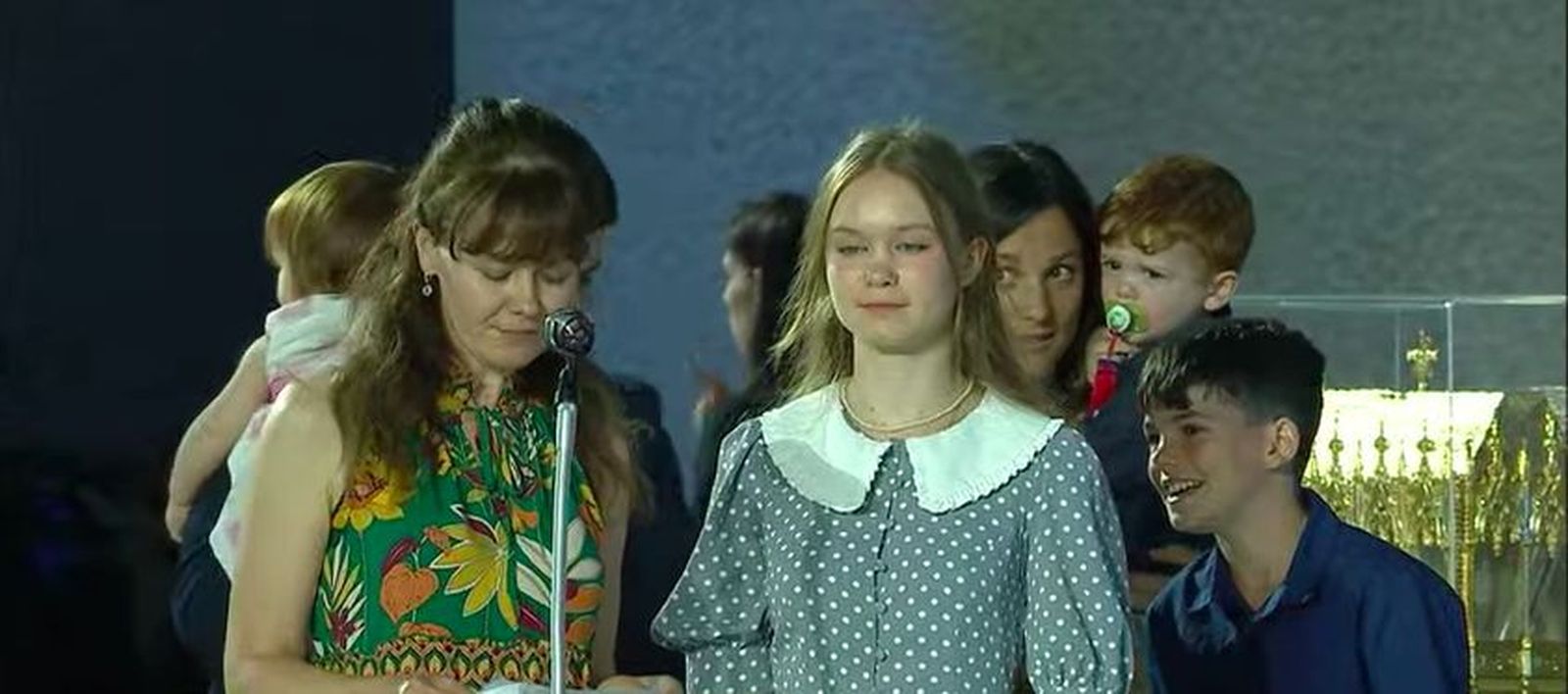 Yrina, Sofía y su familia de acogida