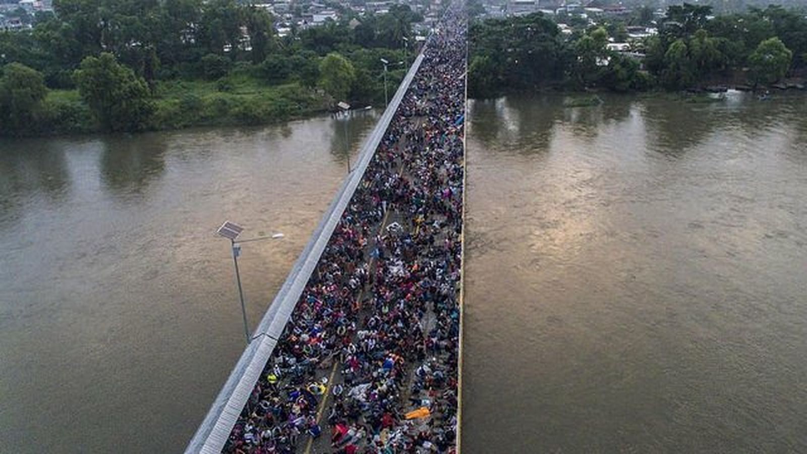 La caravana encallada en el puente del río Suchiate, en Ciudad Hidalgo, frontera entre Guatemala y México