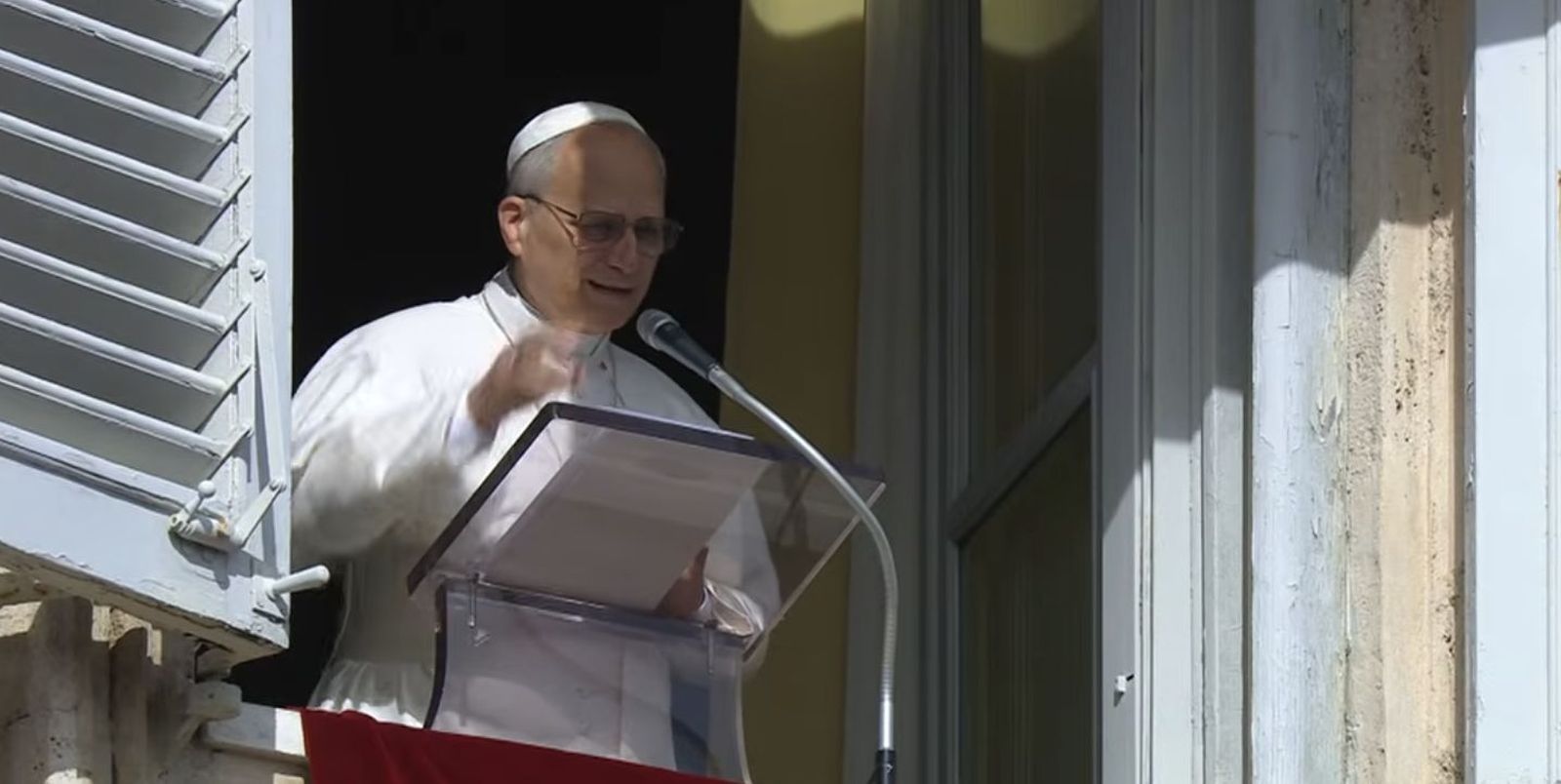 El Papa saluda a los fieles