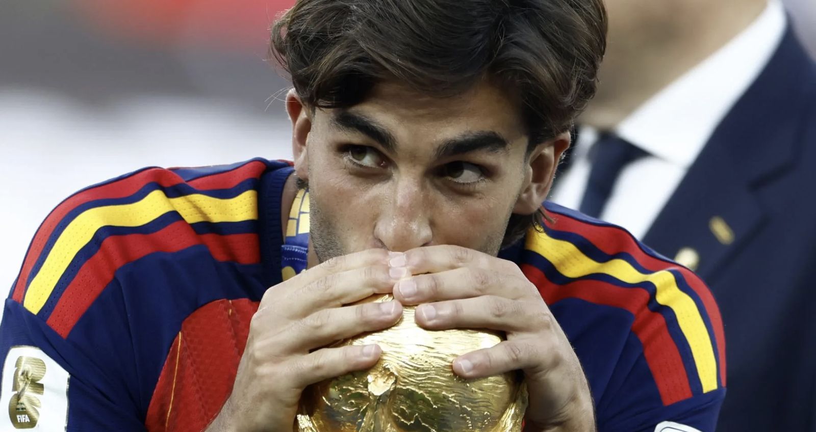 Ferrán Torres besa la Copa de Mundo