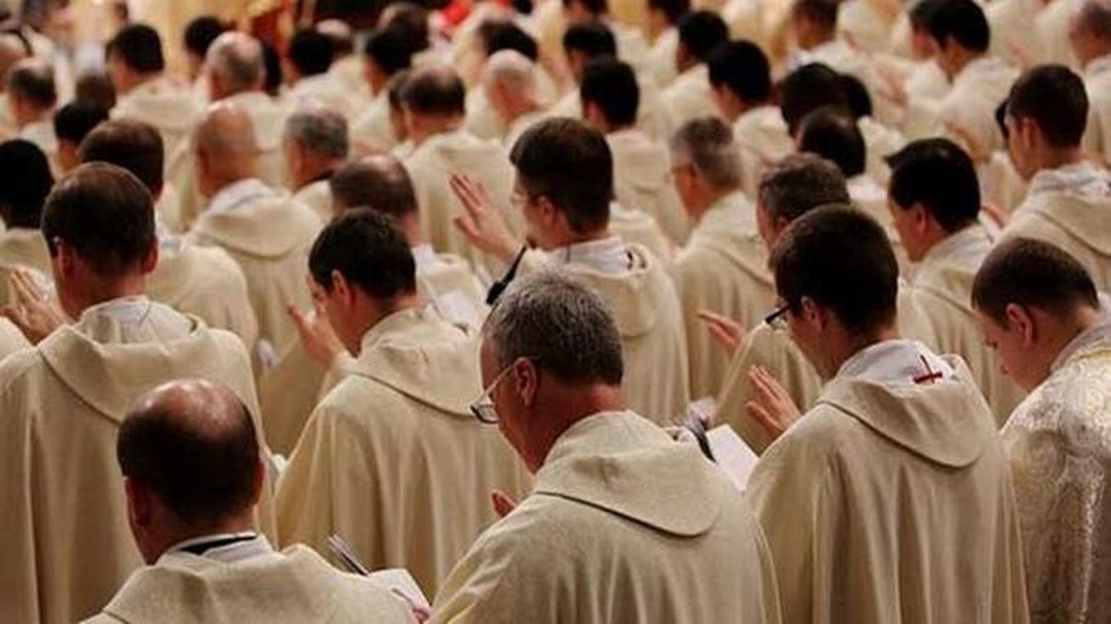 La historia del padre C pone de relieve a los clérigos que viven su amor en la clandestinidad.