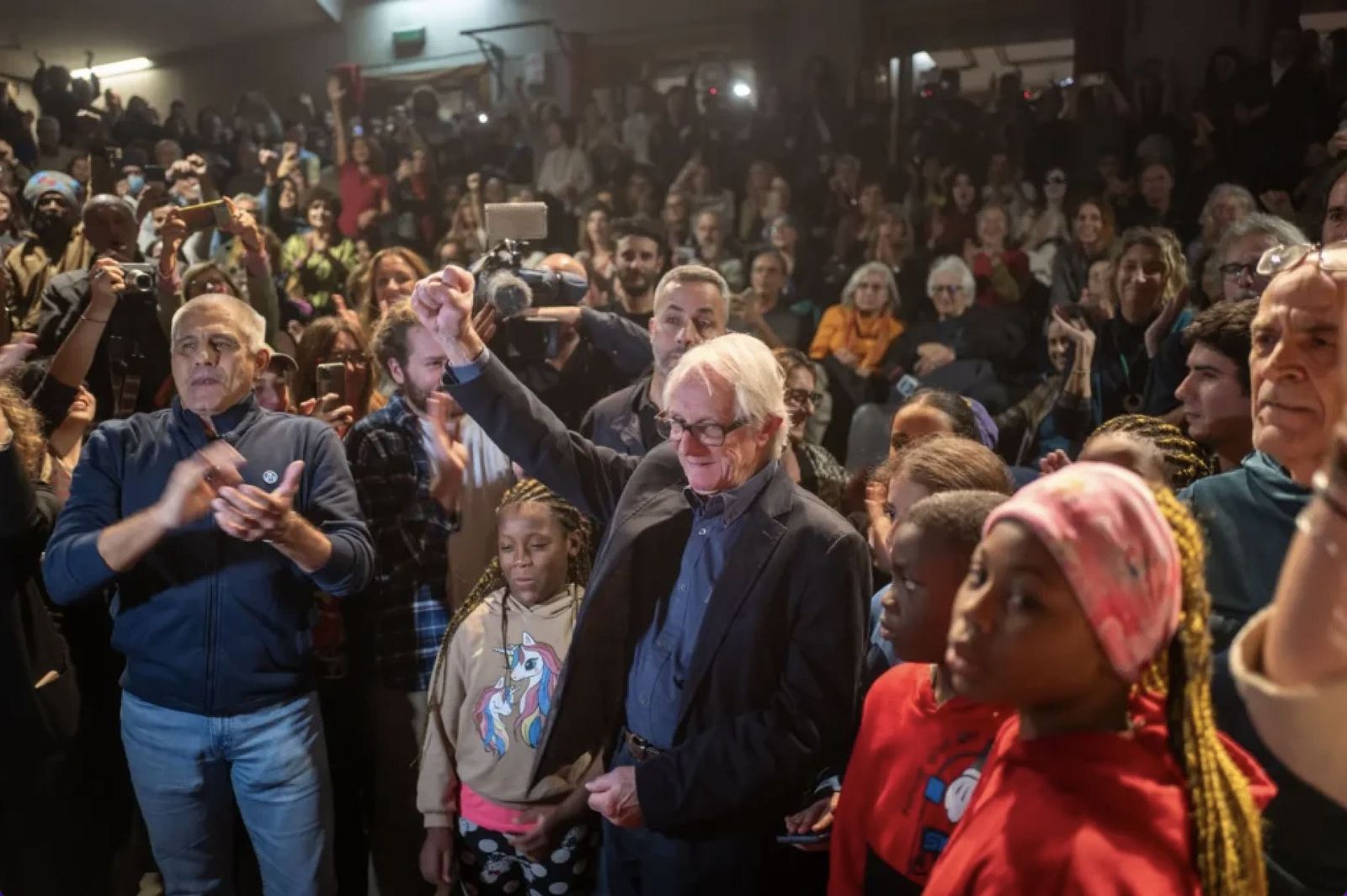 El director de cine, en su visita en 2023 a la comunidad de Spin Time