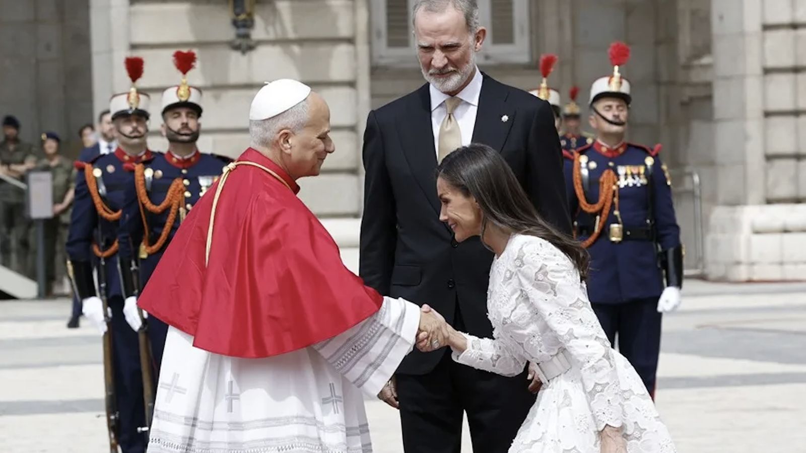 Letizia saluda al Papa