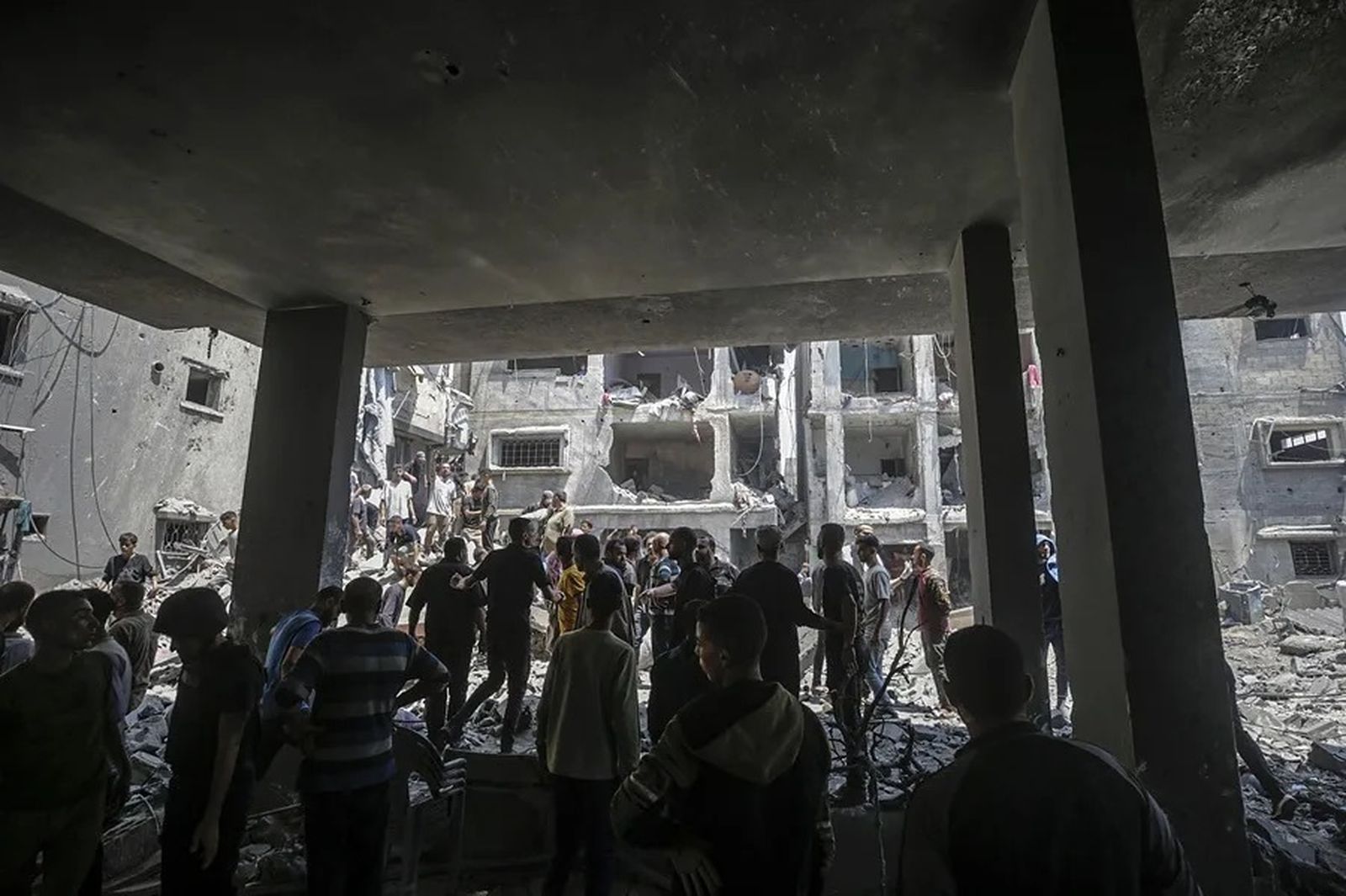 Palestinos buscan víctimas tras un ataque en la ciudad de Gaza