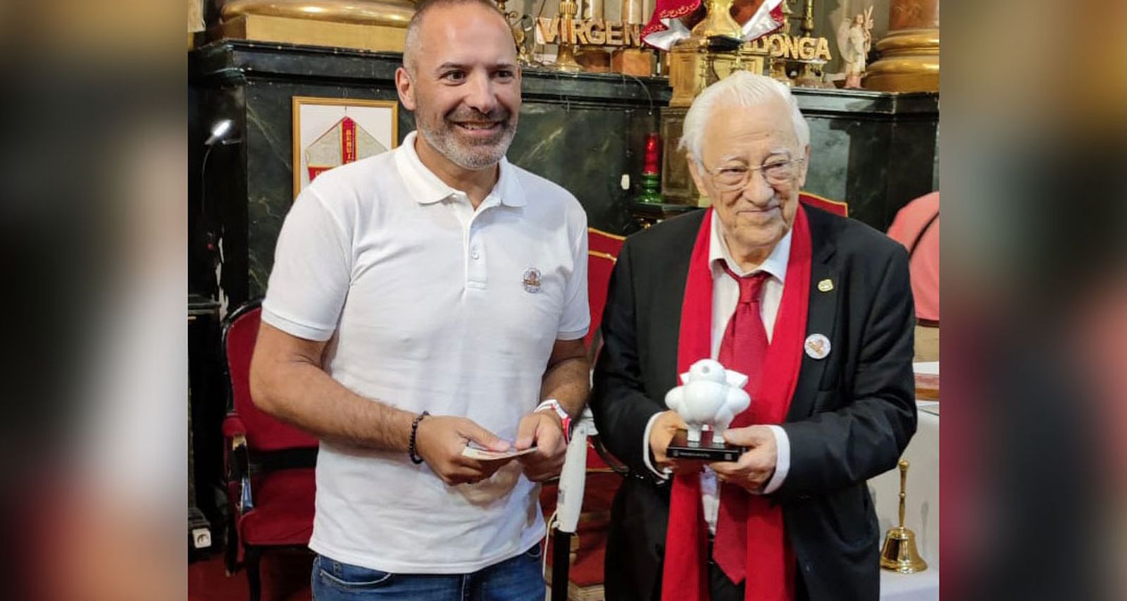 El padre Ángel entrega a José Manuel Fernández  la Paloma de Mensajeros de la Paz