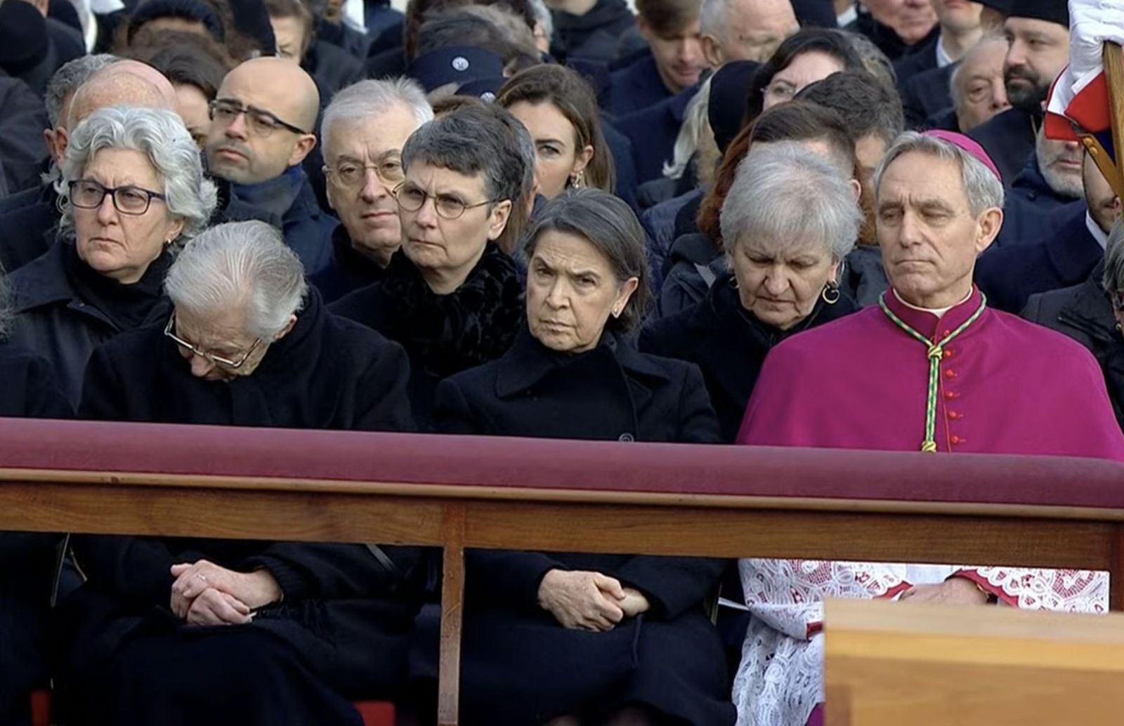 Gänswein, durante las exequias