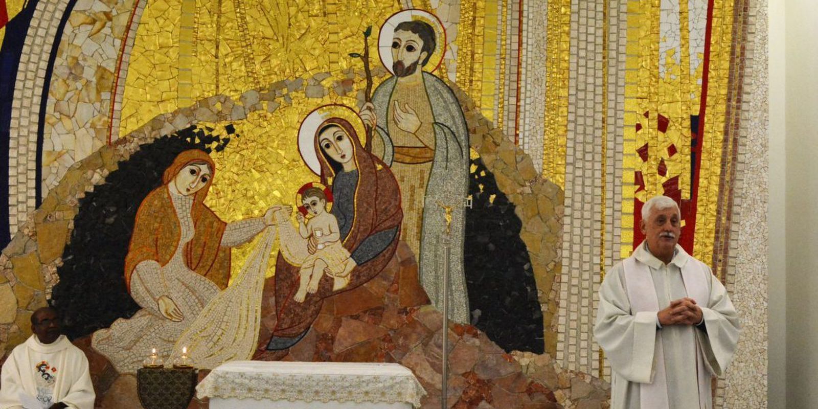 Arturo Sosa, ante uno de los murales de Rupnik