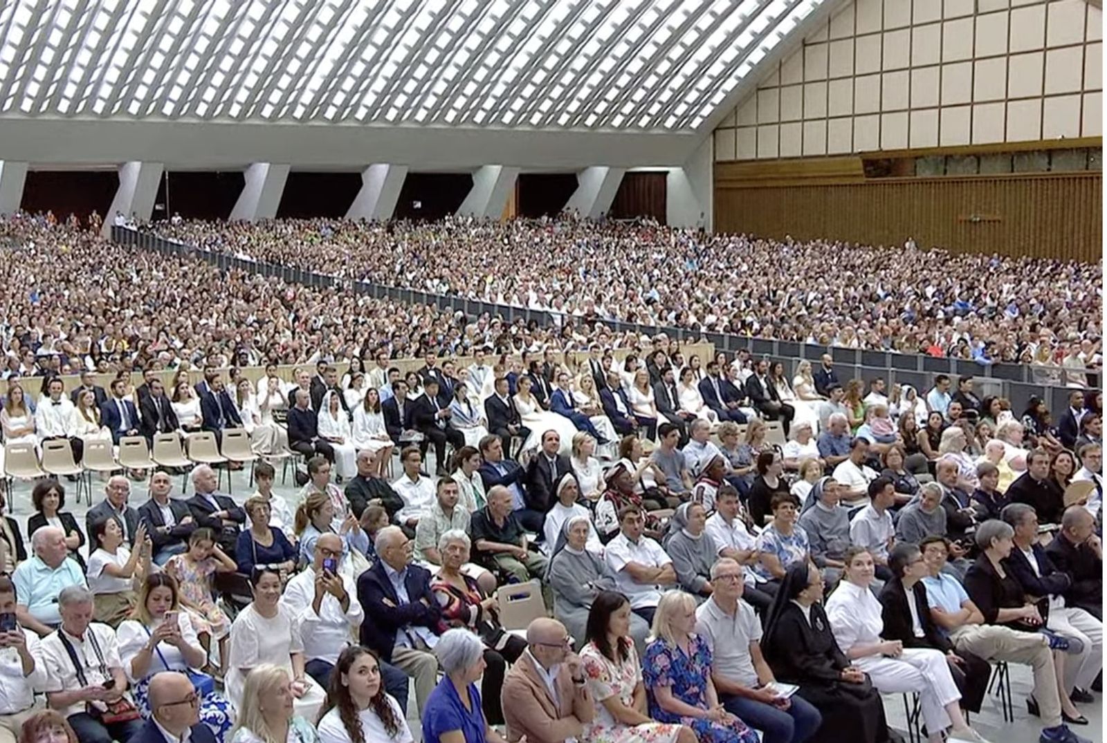 Fieles en la audiencia general