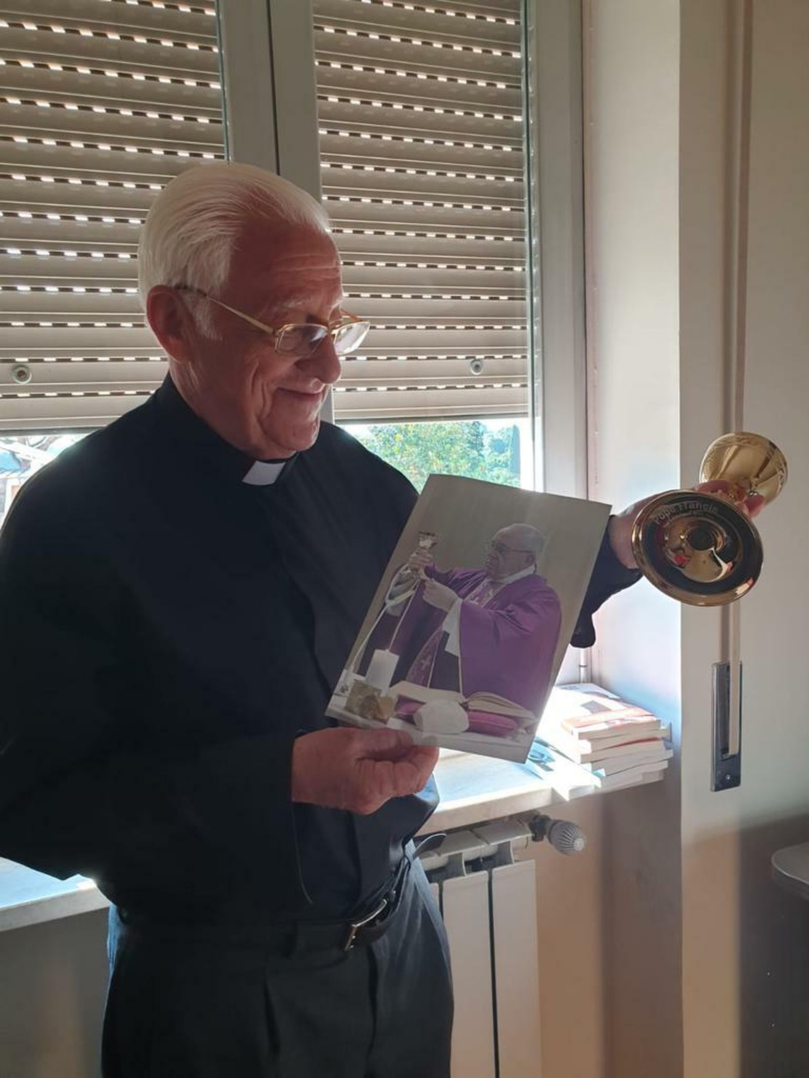 El padre Ángel con el Cáliz que Francisco le obsequió en Roma