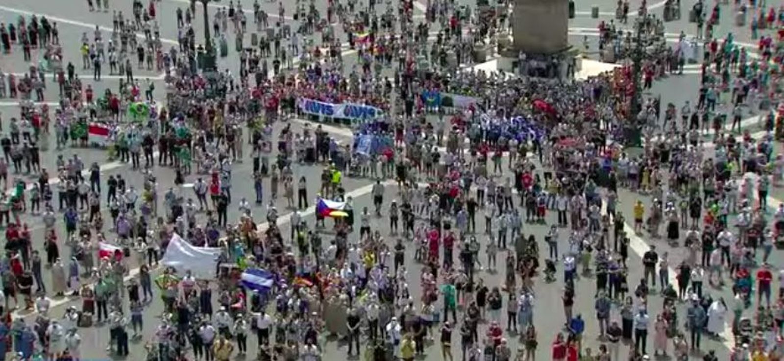 Centenares de fieles en la plaza