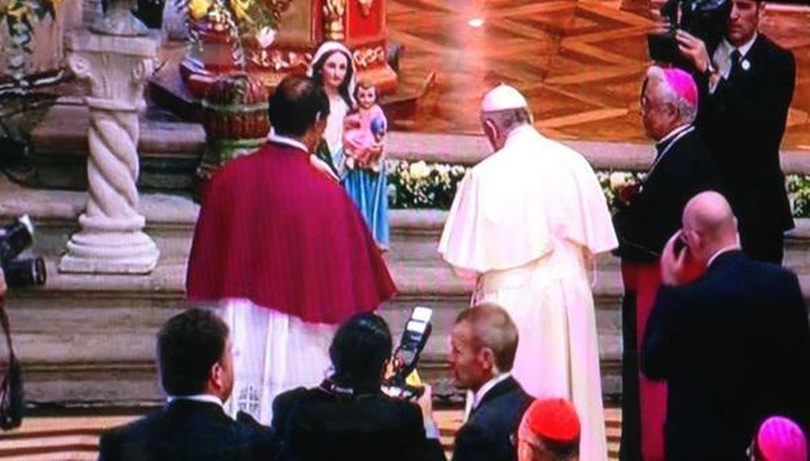 El Papa reza ante la Virgen en la catedral de Quito