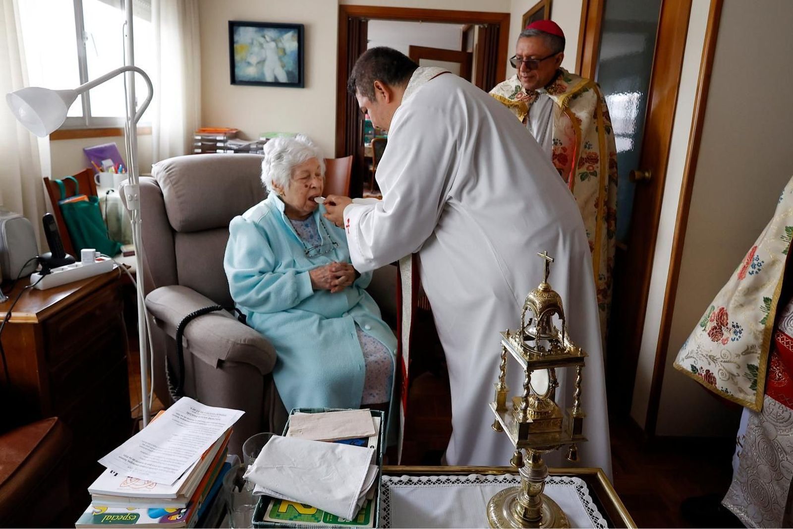 Cuando el diácono lleva la comunión a los enfermos