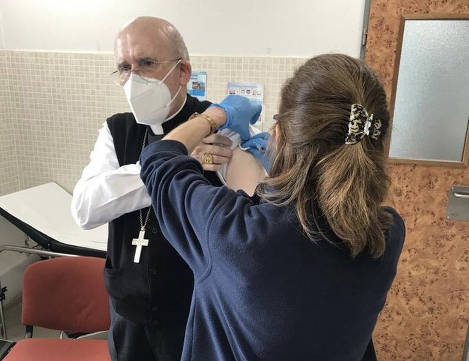 Osoro, recibiendo la primera dosis de la vacuna