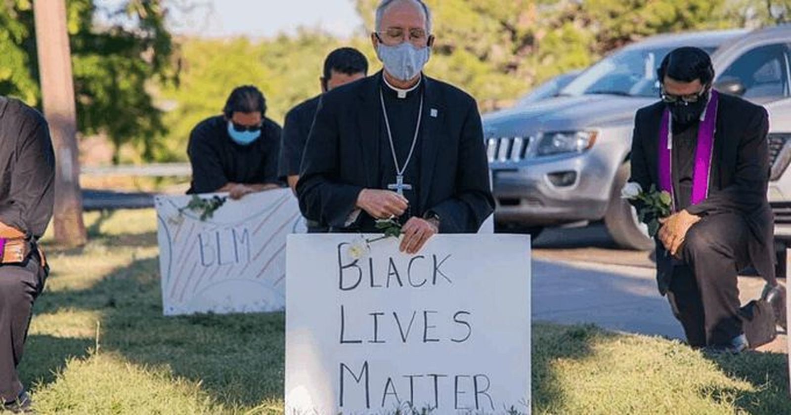 El obispo de El Paso y algunos de sus sacerdotes, en una oración en recuerdo de George Floyd