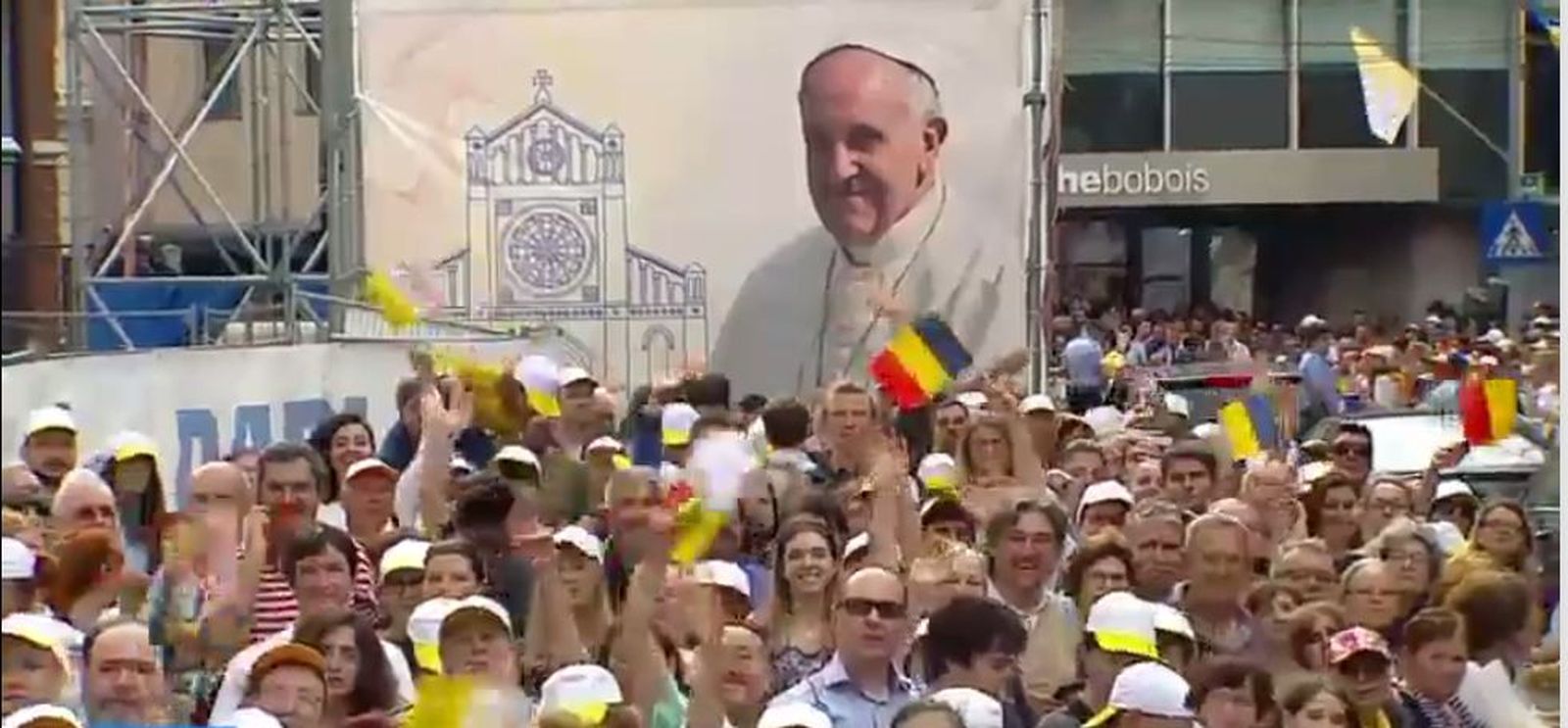 El Papa, en un cartel con la catedral católica de Bucarest