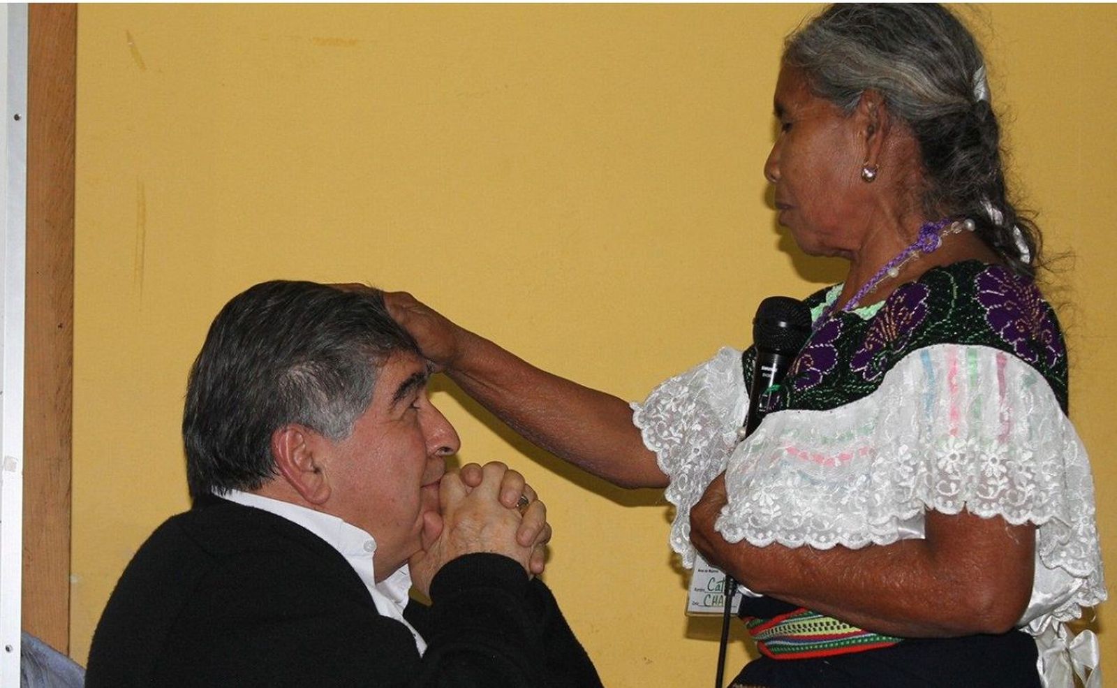 Mujer bendice a monseñor Arizmendi